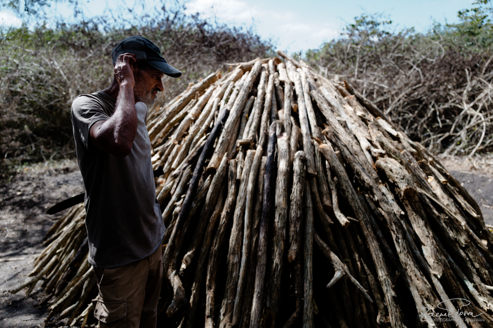 Construction d'une meule à charbon de bois, Ciego de Ávila